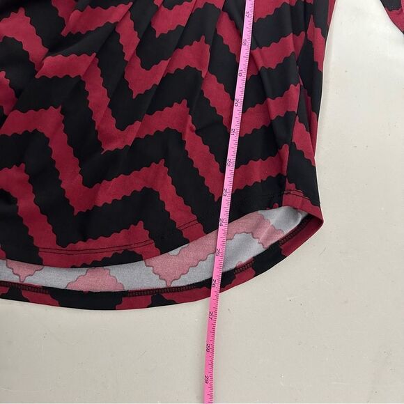New directions, Garnet and black Chevron top Size M - Picture 7 of 7